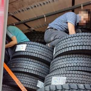 Doi tineri sirieni ascunşi într-un autocamion, depistați în P.T.F. Giurgiu