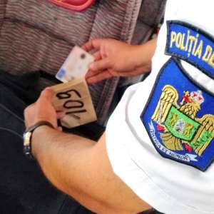 Document fals trimis în plic spre Anglia