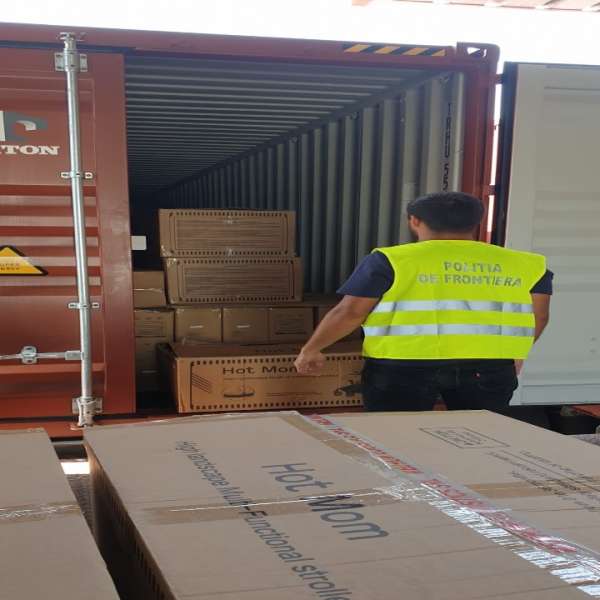 Cărucioare pentru copii, în valoare de peste 180.000 lei, susceptibile a fi contrafăcute, depistate în Portul Constanța