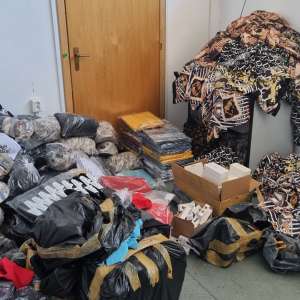 Articole vestimentare și parfumuri, susceptibile a fi contrafăcute, estimate la 100.000 de lei, descoperite în P.T.F. Giurgiu