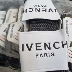 Articole vestimentare și parfumuri, susceptibile a fi contrafăcute, estimate la 100.000 de lei, descoperite în P.T.F. Giurgiu