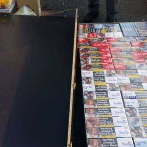 Aproximativ 9.600 pachete cu țigări, ascunse într-un microbuz, descoperite la P.T.F. Calafat