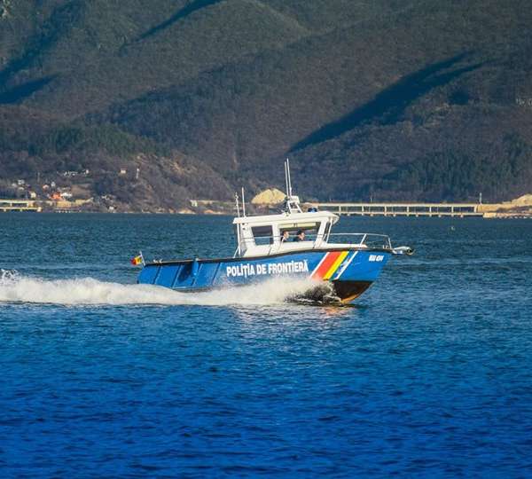 După ce a stat trei ani în Serbia, o familie de migranţi a traversat Dunărea cu o barcă