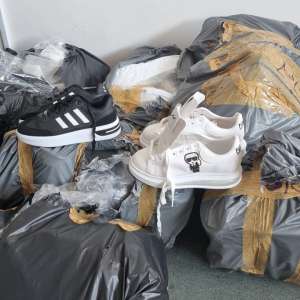 Peste 1.400 de articole vestimentare, încălțăminte și parfumuri, susceptibile a fi contrafăcute, descoperite la P.T.F. Giurgiu