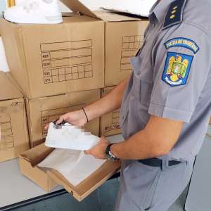 Articole de încălțăminte sport, susceptibile a fi contrafăcute, descoperite de polițiștii de frontieră giurgiuveni