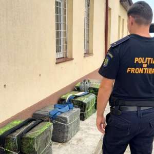 Un ucrainean reținut şi aproximativ 20.000 pachete de ţigări de contrabandă, confiscate la granița de nord