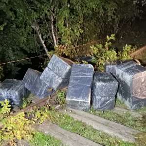 Un ucrainean reținut şi aproximativ 20.000 pachete de ţigări de contrabandă, confiscate la granița de nord