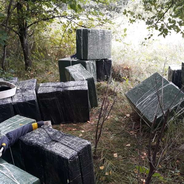 Peste 15.000 de pachete cu țigări de contrabandă depistate la frontiera de nord