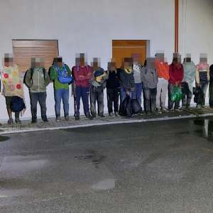 Un grup format din şaptesprezece migranţi care erau călăuziţi de un român, depistat la frontiera cu Serbia