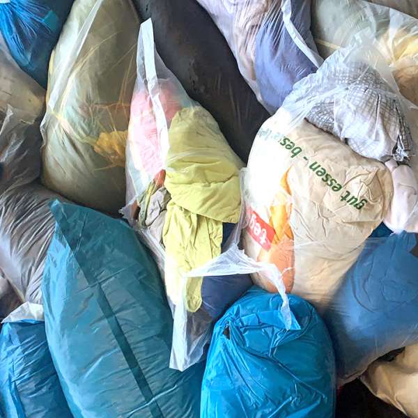 Peste 16 tone de deșeuri, constând în îmbrăcăminte uzată, depistate la P.T.F. Borș
