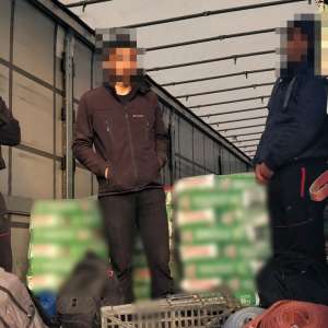 Cetățeni străini depistați ascunşi în automarfare la P.T.F  Nădlac II