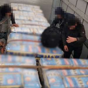 Cetățeni străini depistați ascunşi în automarfare la P.T.F  Nădlac II