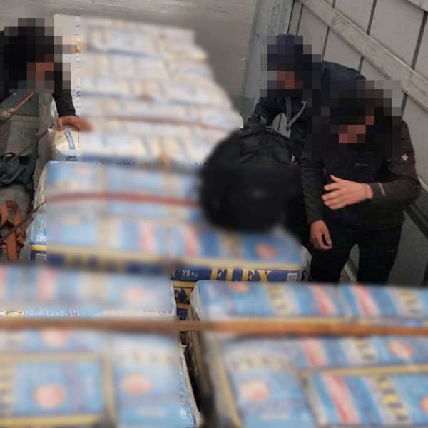 Cetățeni străini depistați ascunşi în automarfare la P.T.F. Nădlac II