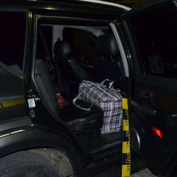 Ţigarete de contrabandă depistate într-un autoturism