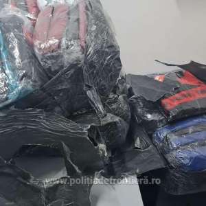Articole vestimentare susceptibile a fi contrafăcute, estimate la 41.000 de lei, descoperite la P.T.F. Giurgiu