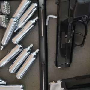 Pistol cu aer comprimat și 500 de proiectile metalice oprite la P.T.F. Giurgiu