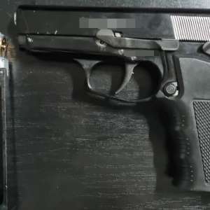 Pistol cu aer comprimat și 500 de proiectile metalice oprite la P.T.F. Giurgiu