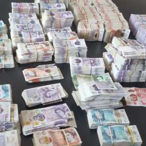 Peste 480.000 de lire sterline depistate în portbagajul unei maşini, fără să fie declarate la ieşirea din țară