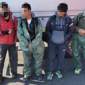 Cetățeni străini depistați ascunşi în automarfare la P.T.F Nădlac II