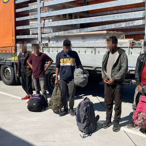 Cinci cetăţeni străini depistați ascunşi într-un camion la P.T.F. Borș II