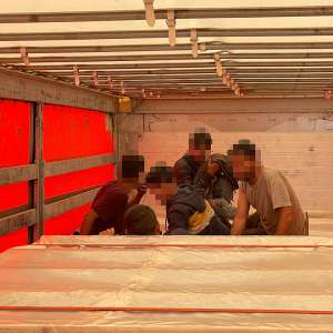 Cinci cetăţeni străini depistați ascunşi într-un camion la P.T.F. Borș II