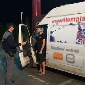 La plimbare, la volan, fără permis de conducere