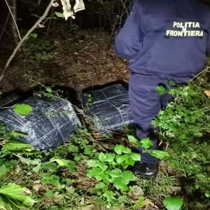 Doi cetățeni ucraineni cercetați pentru contrabandă și 25.000 pachete cu țigări confiscate la graniţa cu Ucraina