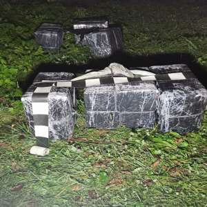 Doi cetățeni ucraineni cercetați pentru contrabandă și 25.000 pachete cu țigări confiscate la graniţa cu Ucraina