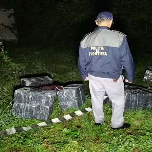 Doi cetățeni ucraineni cercetați pentru contrabandă și 25.000 pachete cu țigări confiscate la graniţa cu Ucraina