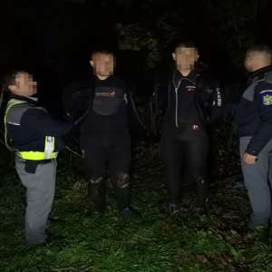 Doi cetățeni ucraineni cercetați pentru contrabandă și 25.000 pachete cu țigări confiscate la graniţa cu Ucraina