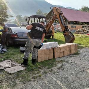 Doi cetățeni ucraineni cercetați pentru contrabandă și 25.000 pachete cu țigări confiscate la graniţa cu Ucraina