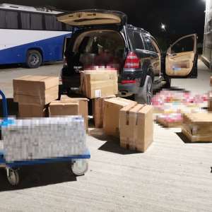 Focuri de arma pentru oprirea în trafic a două autoturisme încărcate cu ţigări de contrabandă