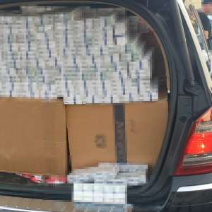 Focuri de arma pentru oprirea în trafic a două autoturisme încărcate cu ţigări de contrabandă