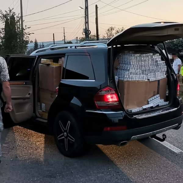 Focuri de armă pentru oprirea în trafic a două autoturisme încărcate cu ţigări de contrabandă
