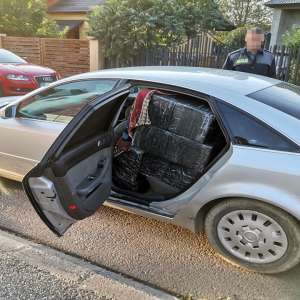 Percheziție și acțiuni ,,în forță” în urma cărora s-au confiscat aproximativ 19.000 pachete țigări