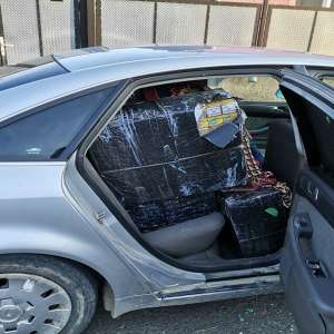 Percheziție și acțiuni ,,în forță” în urma cărora s-au confiscat aproximativ 19.000 pachete țigări