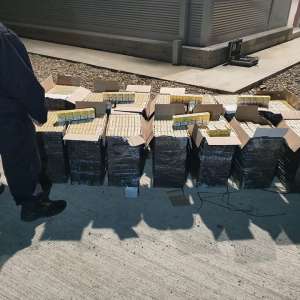 Percheziție și acțiuni ,,în forță” în urma cărora s-au confiscat aproximativ 19.000 pachete țigări