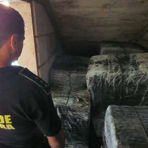 Percheziție și acțiuni ,,în forță” în urma cărora s-au confiscat aproximativ 19.000 pachete țigări