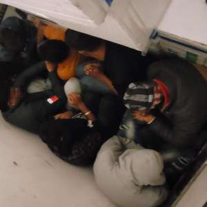 Nouă indieni ascunşi într-o autoutilitară, descoperiţi la ieşirea din ţară prin PTF Petea