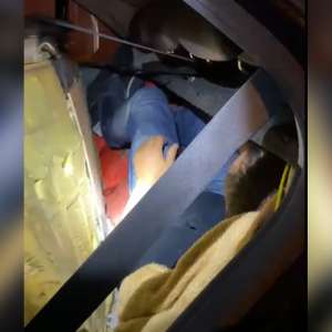 Doi cetăţeni din Turcia şi Tunisia, depistați ascunşi în portbagaj si deasupra rotii de rezervă