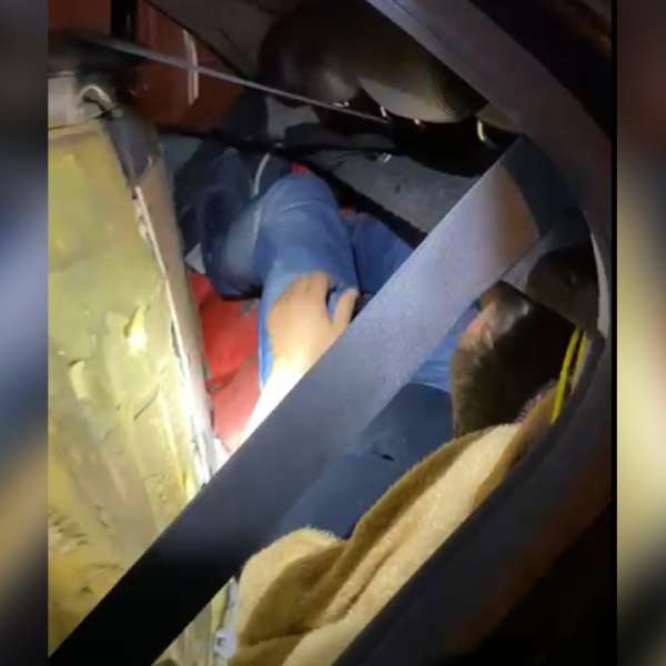 Doi cetăţeni din Turcia şi Tunisia, depistați ascunşi în portbagaj si deasupra roții de rezervă