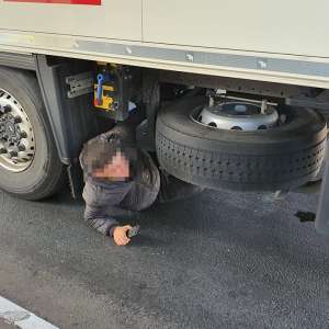 Doi cetăţeni din Turcia şi Tunisia, depistați ascunşi în portbagaj si deasupra rotii de rezervă