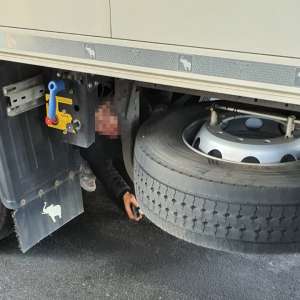 Doi cetăţeni din Turcia şi Tunisia, depistați ascunşi în portbagaj si deasupra rotii de rezervă