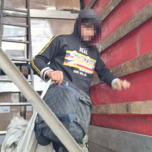 Cetăţeni străini, depistați ascunşi în automarfare la P.T.F. Vărşand și Borș