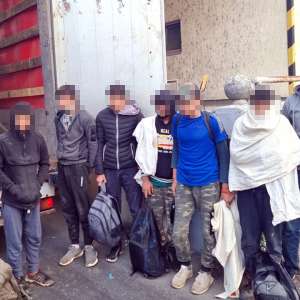 Cetăţeni străini, depistați ascunşi în automarfare la P.T.F. Vărşand și Borș