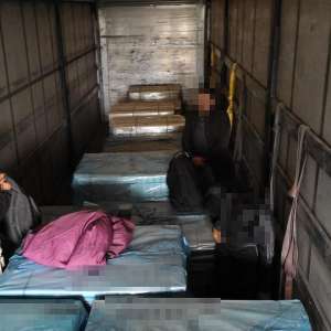 Cetăţeni străini, depistați ascunşi în automarfare la P.T.F. Vărşand și Borș