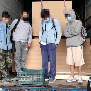 Cetăţeni străini, depistați ascunşi în automarfare la P.T.F. Vărşand și Borș