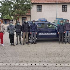 Şofer român cercetat pentru trafic de migranţi