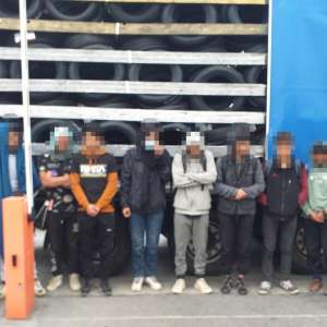 Cetățeni străini, ascunși într-un automarfar, depistați la P.T.F. Nădlac II