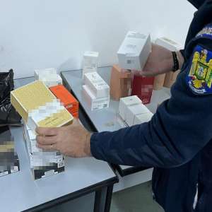 Sute de produse susceptibile a fi contrafăcute, achiziționate din Turcia, descoperite în trei autocare la P.T.F. Giurgiu